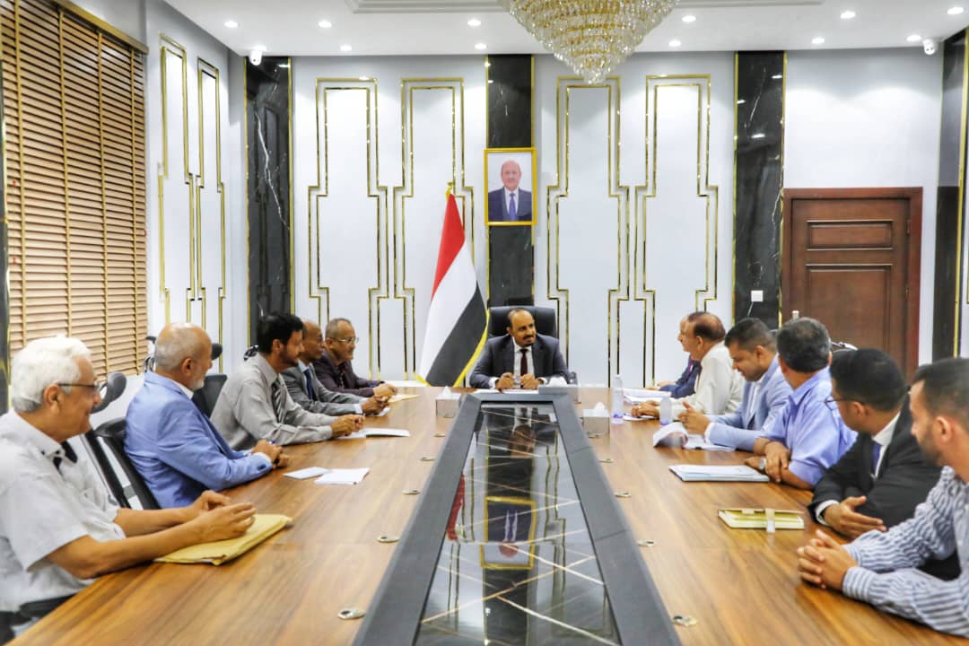 محافظ حضرموت يناقش سبل توسعة وتطوير ميناء المكلا وتعزيز البنية القانونية
