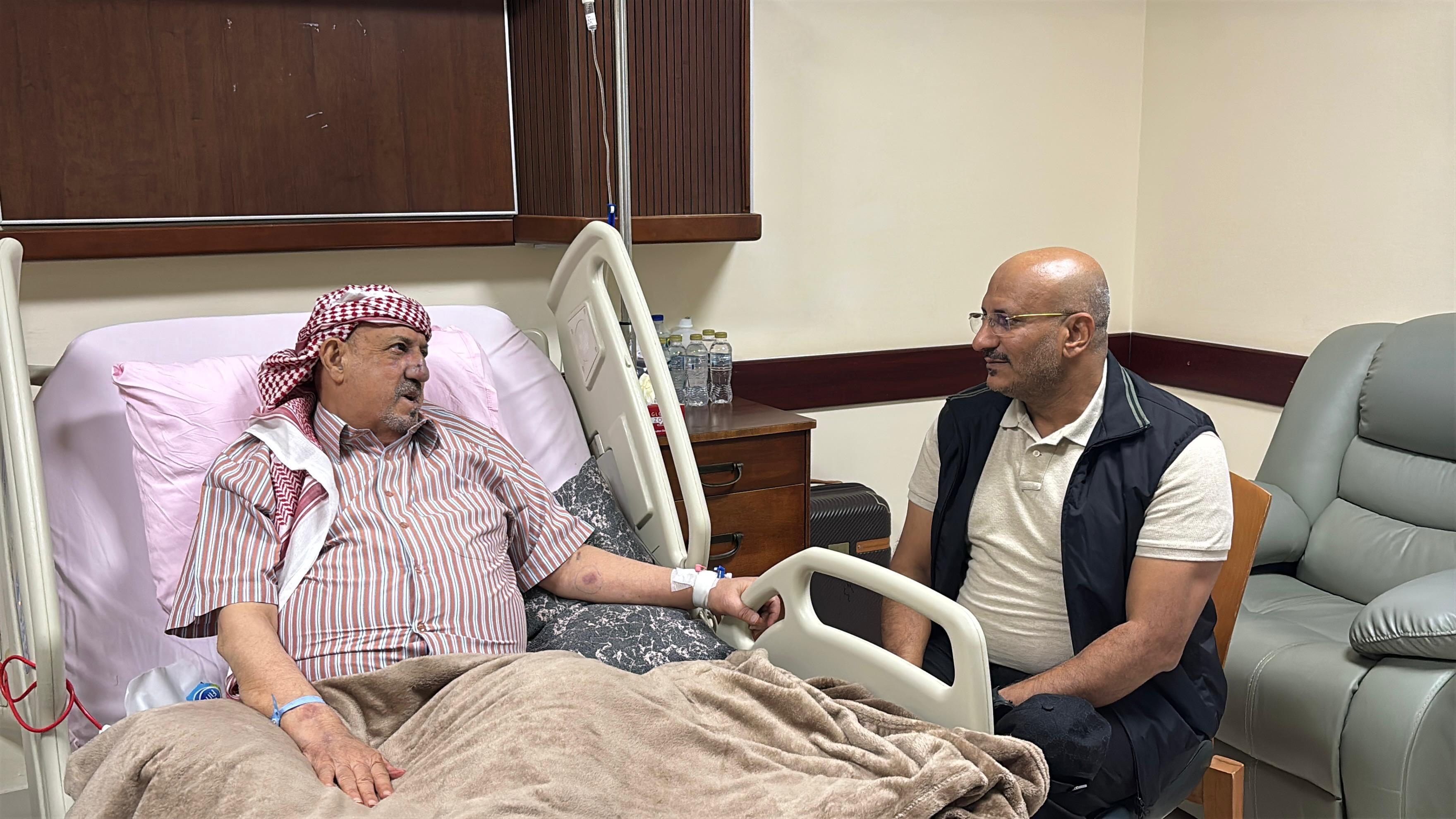 عضو مجلس القيادة طارق صالح يطمئن على صحة رئيس مجلس النواب