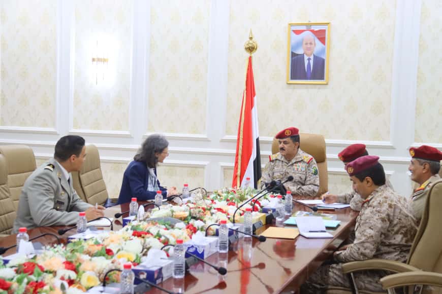 وزير الدفاع يلتقي في عدن السفيرة والملحق العسكري الفرنسي
