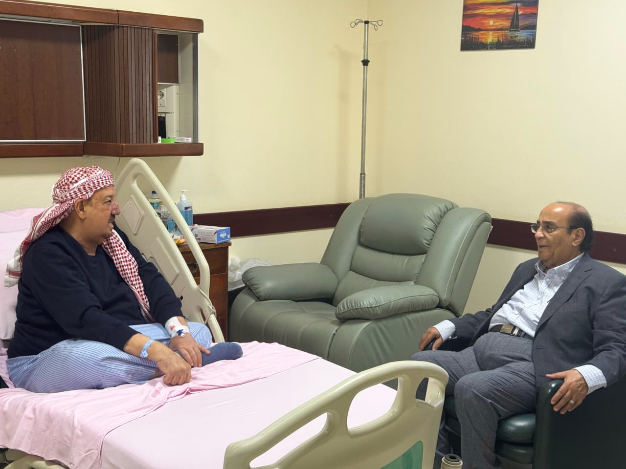 عضوا مجلس القيادة الرئاسي والمستشار العطاس يطمئنوا على صحة رئيس مجلس النواب