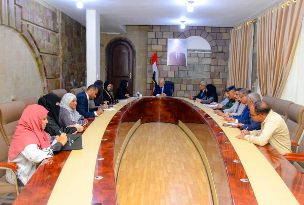 محافظ تعز يبحث مع كبير مستشاري مكتب المبعوث الأممي جهود بناء السلام