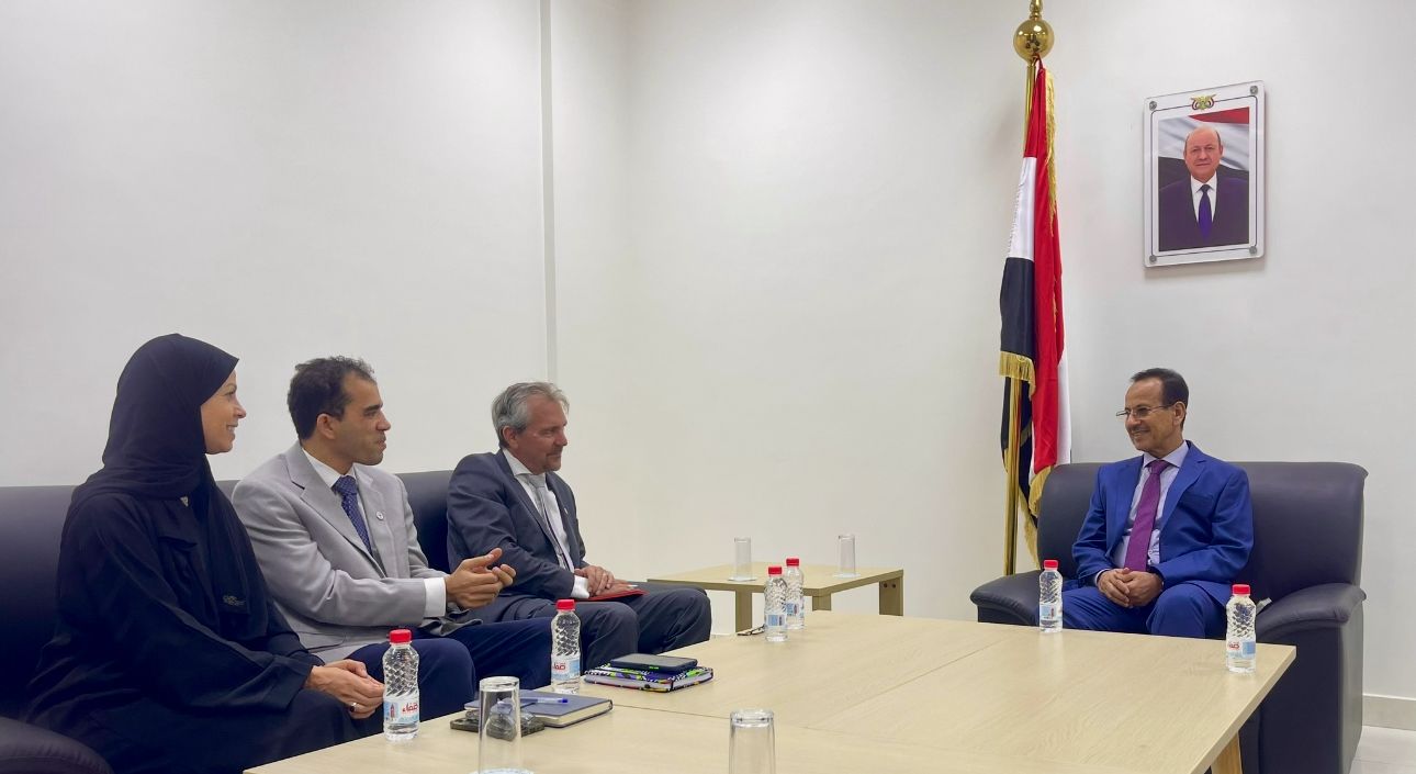 مستشار وزير الخارجية يبحث مع المدير الاقليمي للصليب الأحمر الجهود الإنسانية في اليمن