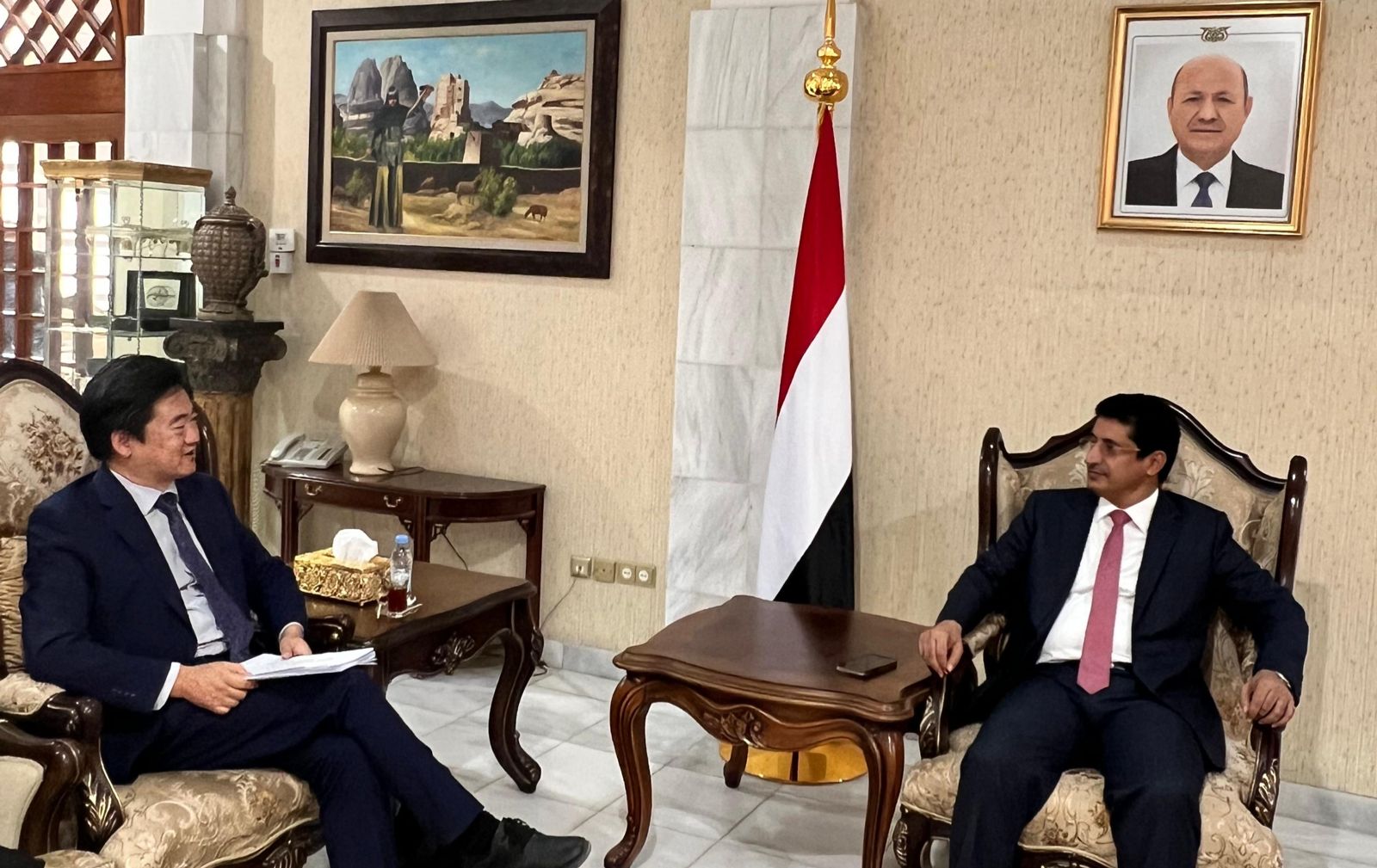 وكيل وزارة الخارجية يلتقي القائم بأعمال السفارة الصينية لدى اليمن