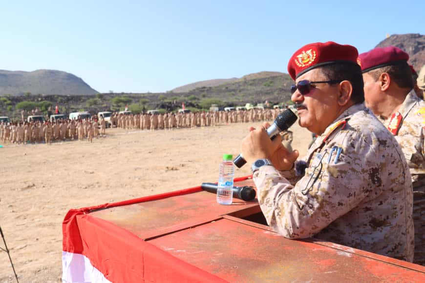وزير الدفاع يطلع على الجاهزية القتالية والفنية لمحور ابين العملياتي