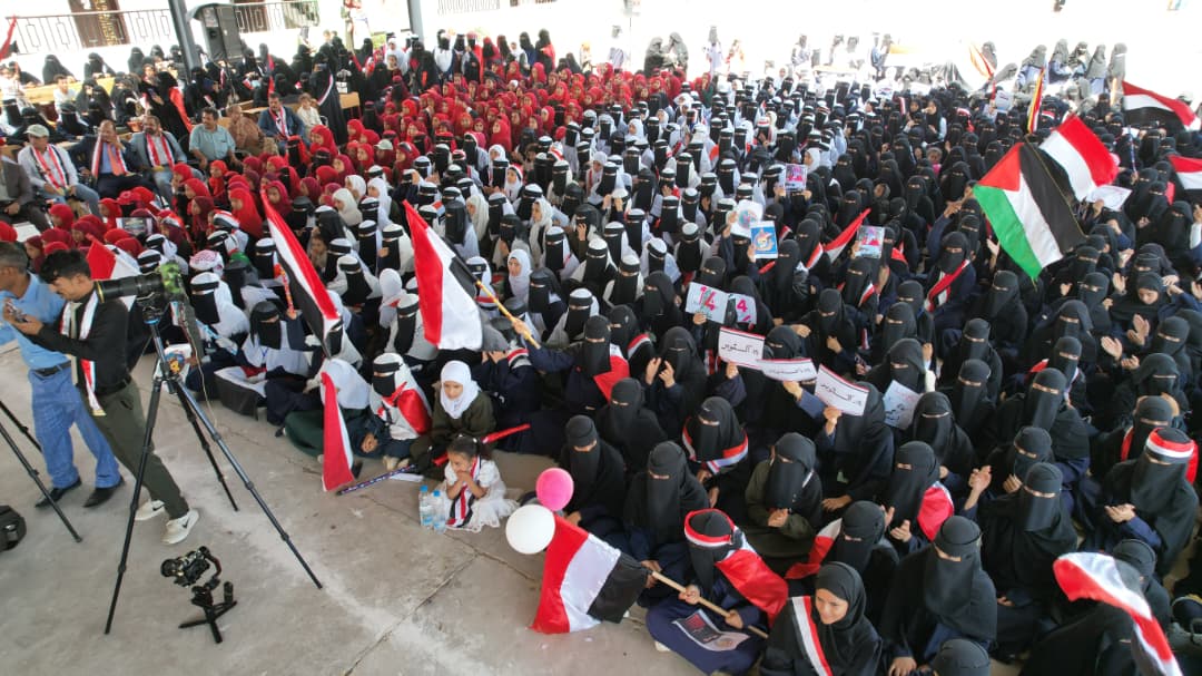 4 الاف طالبة بمأرب يقدمن عرضاً كرنفالياً وفنياً احتفاء بثورتي 26 سبتمبر و14 أكتوبر