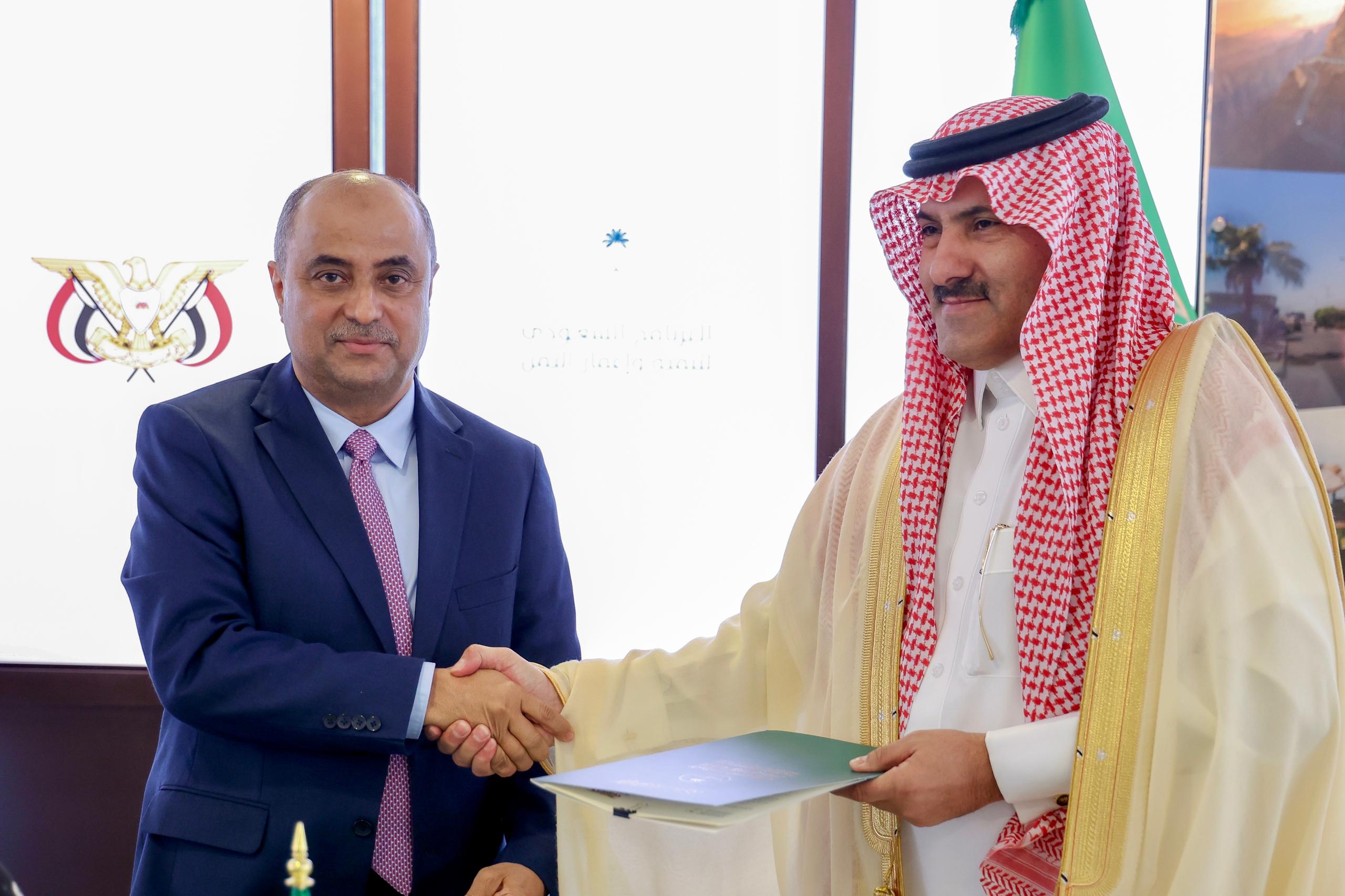 رئيس الوزراء يشهد حفل توقيع اتفاقيتين تنمويتين ومذكرة تفاهم مع البرنامج السعودي لتنمية واعمار اليمن