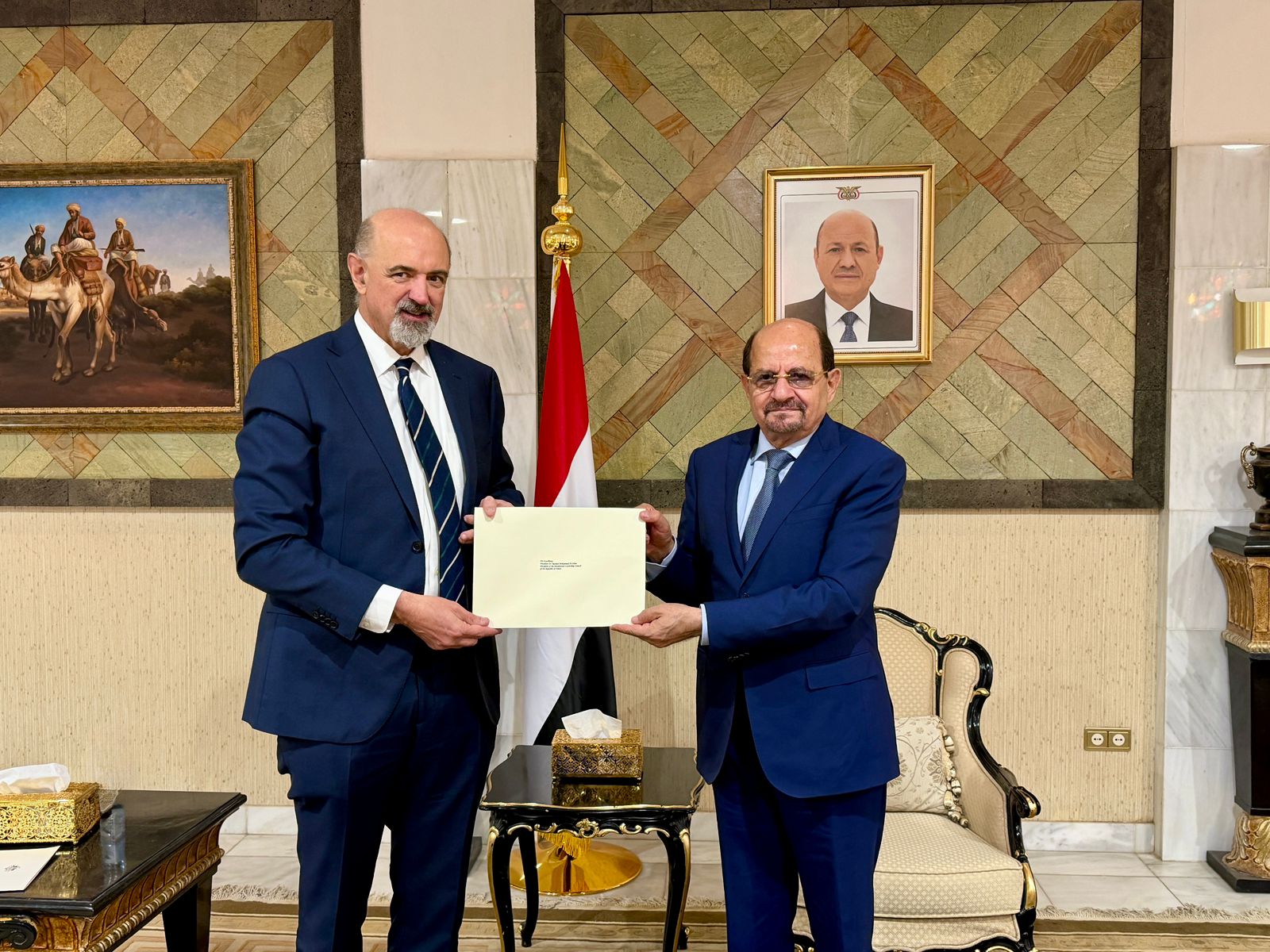 وزير الخارجية يتسلم نسخة من أوراق اعتماد السفير الاسترالي لدى اليمن