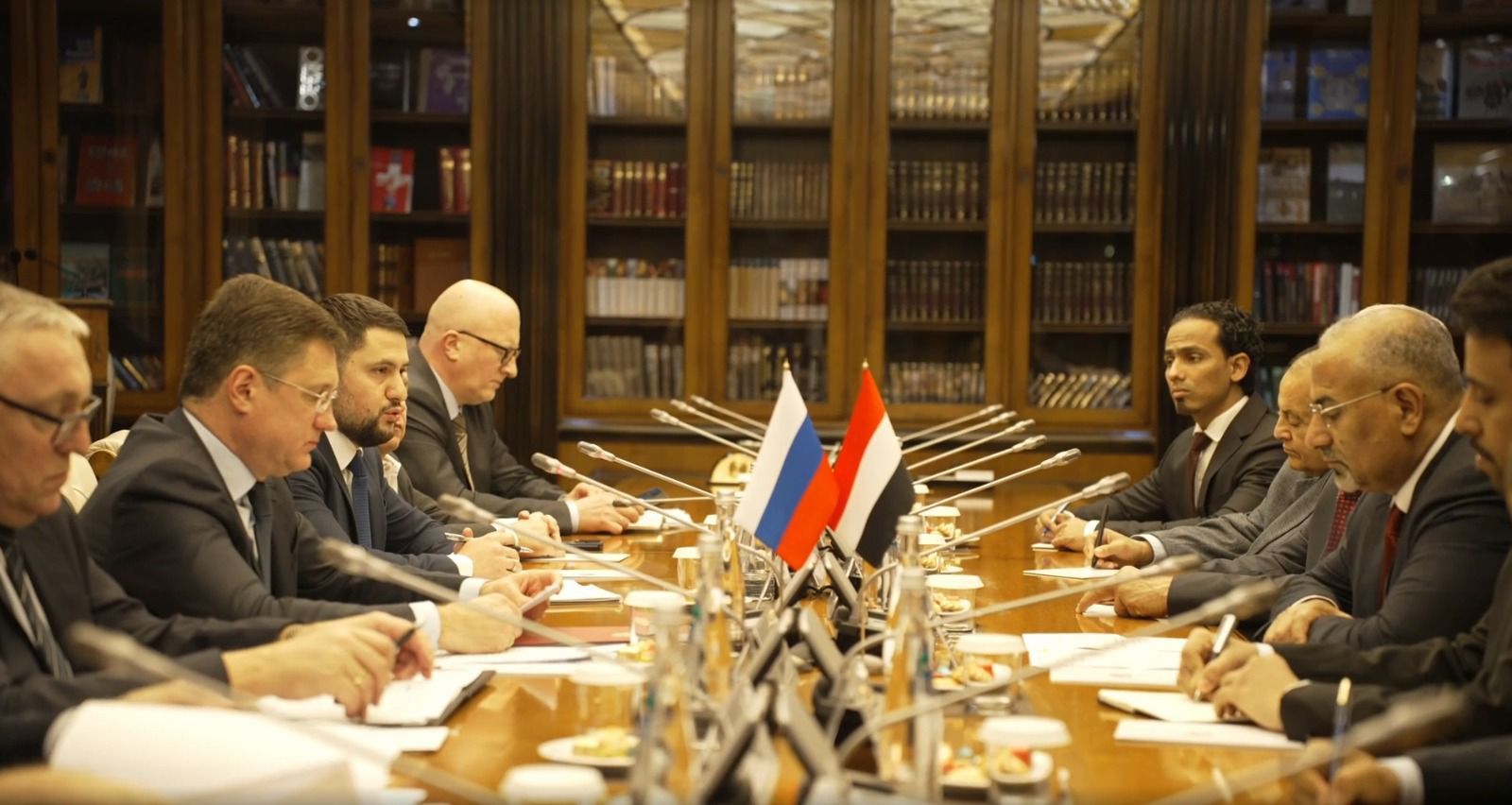 اللواء الزُبيدي يبحث مع نائب رئيس الوزراء الروسي آفاق التعاون الاقتصادي وفرص الاستثمار في اليمن