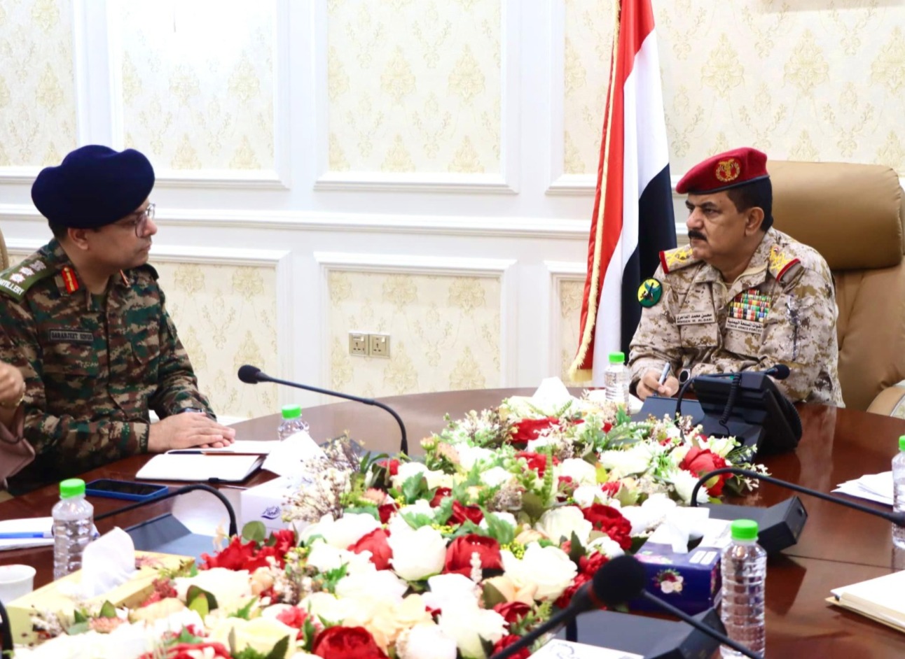 وزير الدفاع يبحث مع الملحق العسكري الهندي تعزيز التعاون المشترك