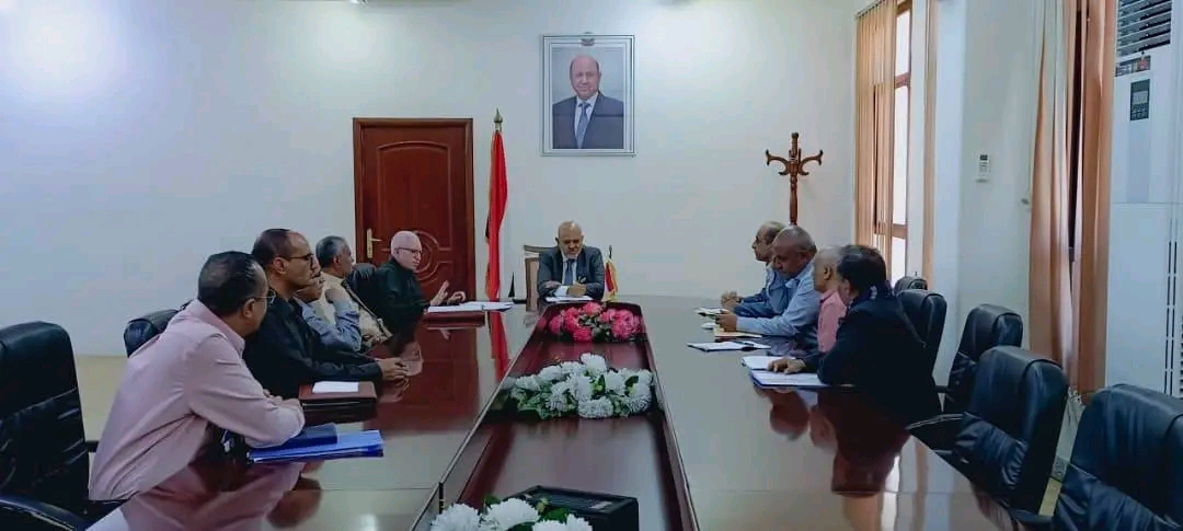 محافظ تعز يترأس اجتماعاً لمجلس إدارة مؤسسة المياه ولجنة تحديد رسوم المدارس الأهلية