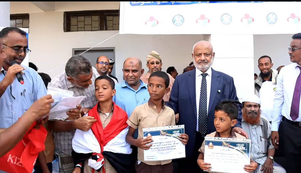 محافظ الحديدة يدشن توزيع الزي والحقيبة المدرسية في الخوخة