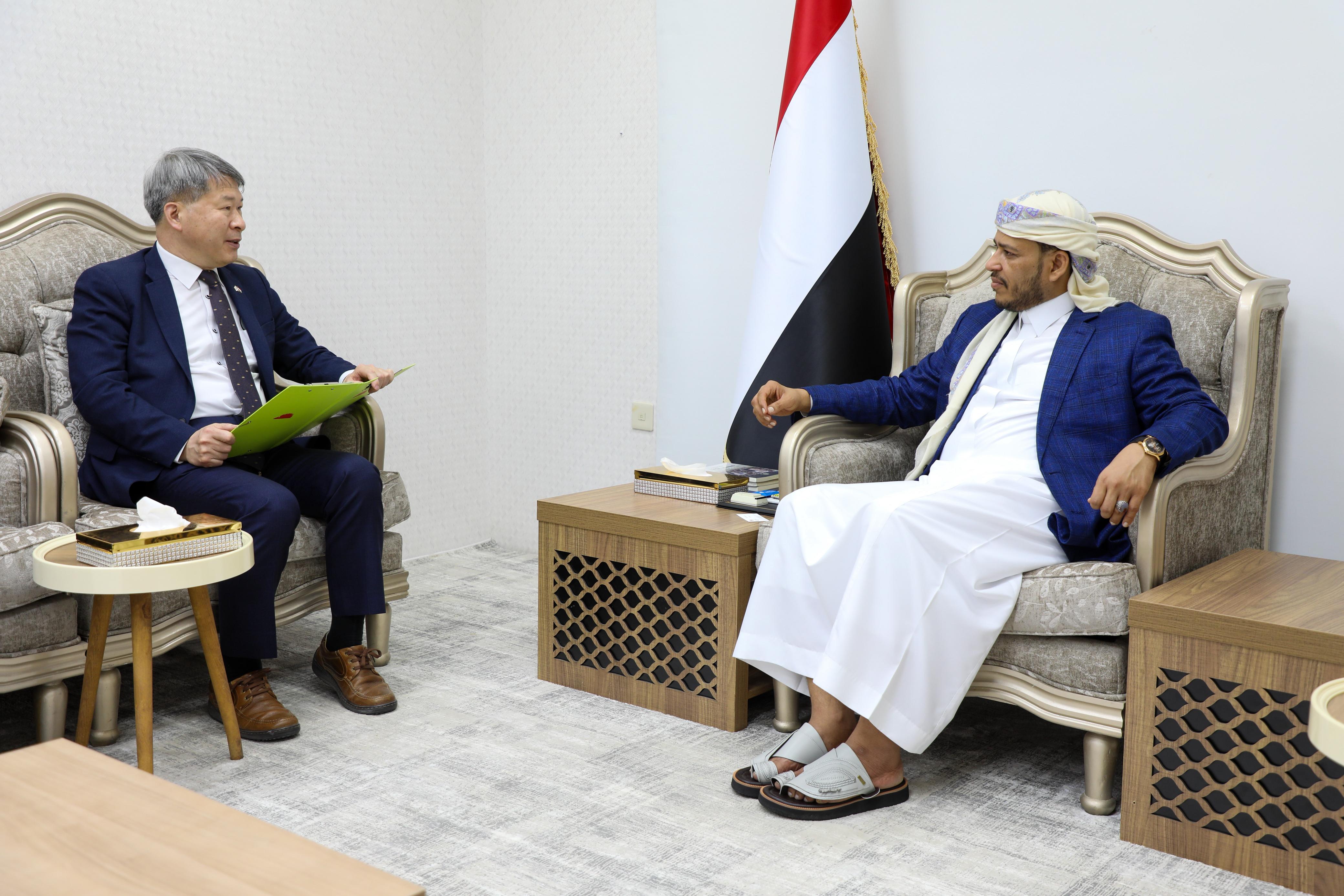 الدكتور عبدالله العليمي يلتقي سفير جمهورية كوريا لدى اليمن
