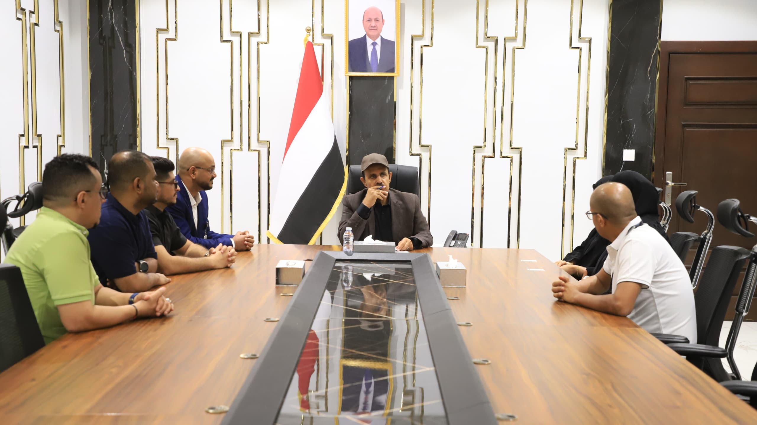 محافظ حضرموت يشيد بمشروع "أمن" لتعزيز مكافحة جرائم الابتزاز الإلكتروني