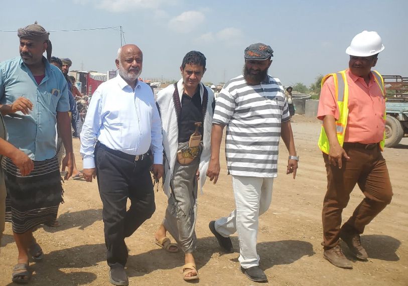 محافظ الحديدة يطلع على سير العمل في مشروع تطوير مدخل مدينة حيس
