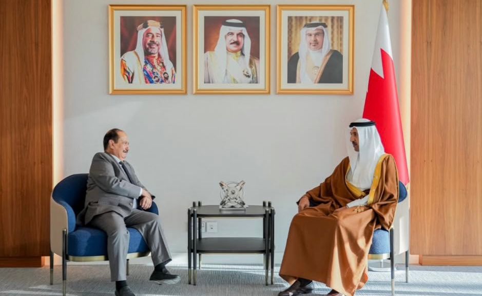 السفير الاحمدي يبحث مع وزير الاتصالات والمواصلات البحريني استئناف رحلات اليمنية الى المنامة