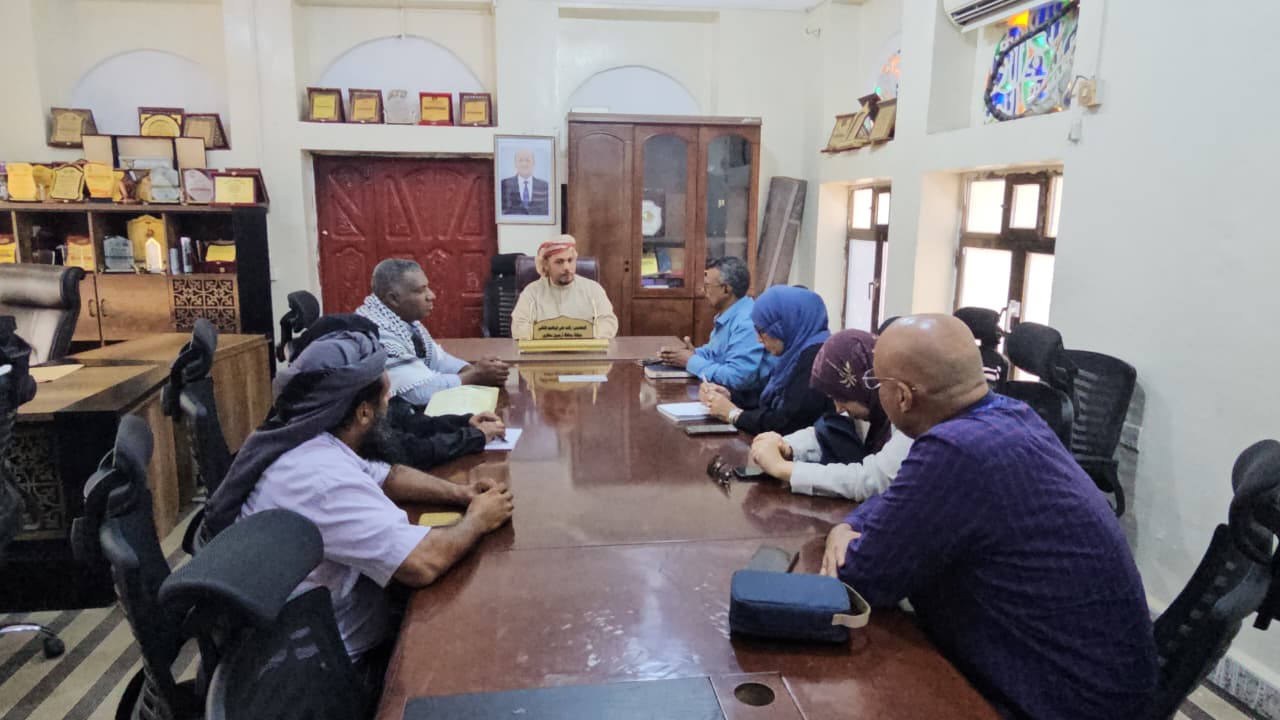 محافظ سقطرى يناقش تفعيل الأنشطة الرياضية وتطوير العمل السياحي وبرنامج فريق الصحة العالمية