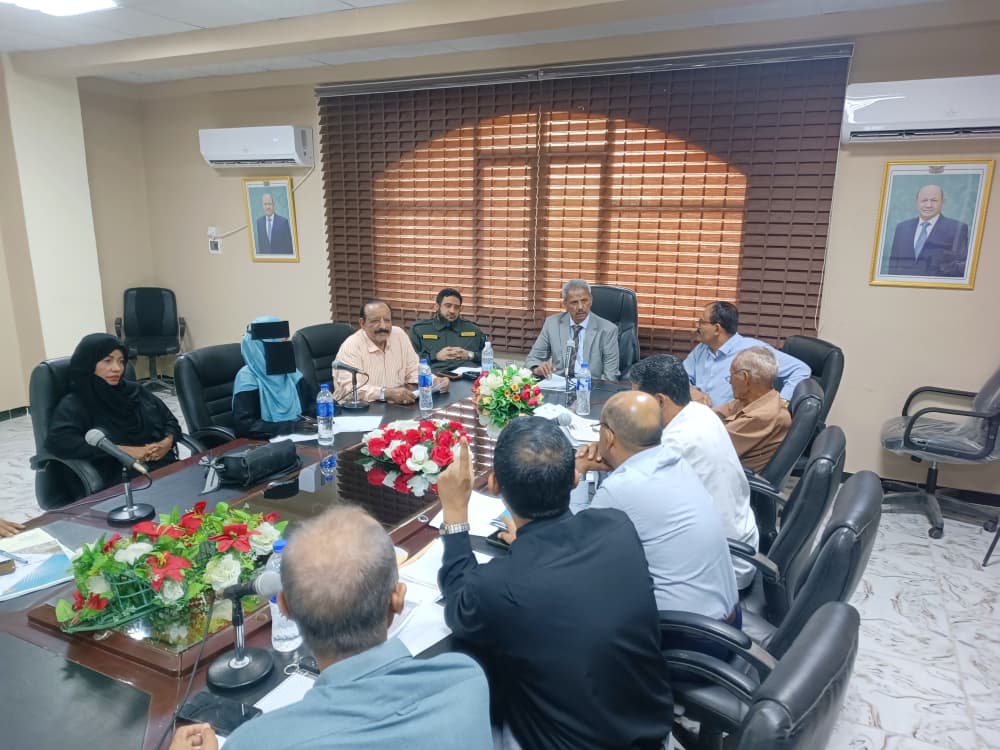 تنفيذي لحج يناقش يستعرض مستويات الأداء العام في مختلف القطاعات الخدمية والتنموية