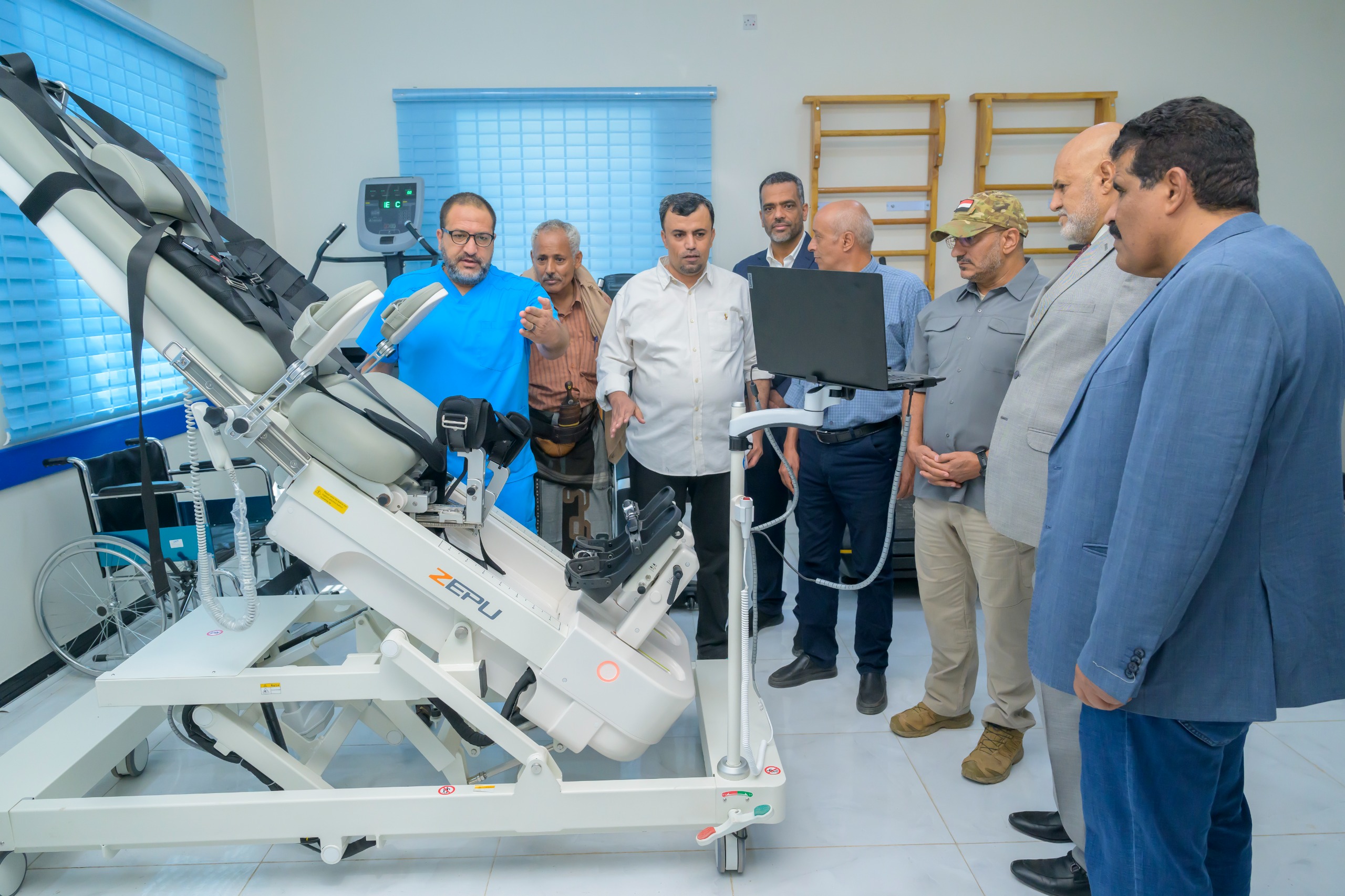 عضو مجلس القيادة طارق صالح يتفقد مركز 2 ديسمبر للعلاج الطبيعي والتأهيل