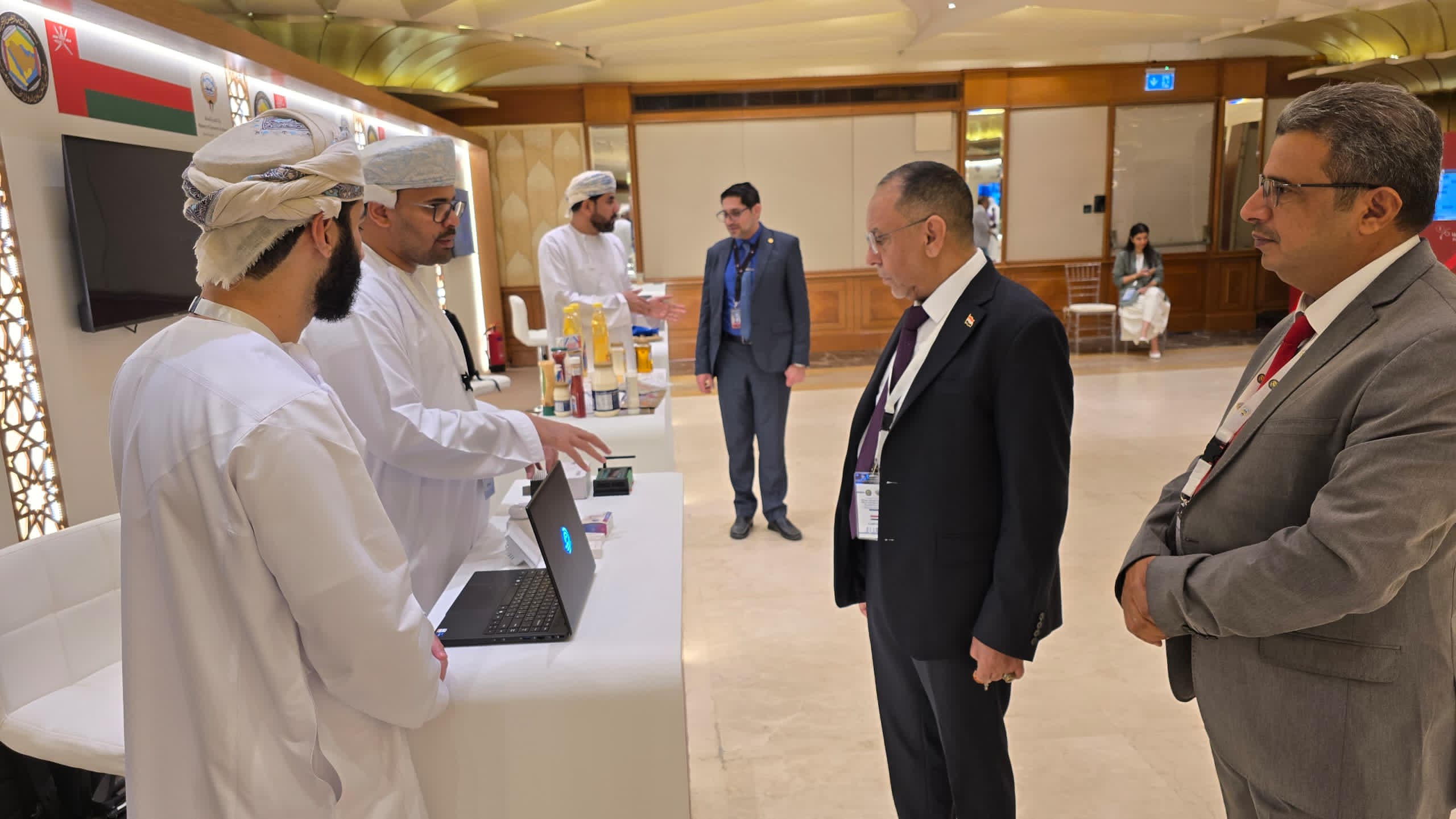 الوزير الاشول يزور المعرض الخليجي الصناعي ويطّلع على أبرز الابتكارات والفرص الاستثمارية