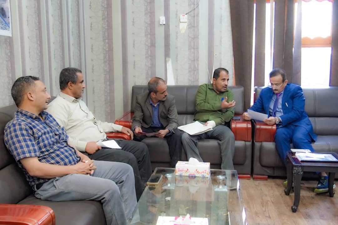 محافظ شبوة يؤكد حرص السلطة المحلية على تنظيم قطاع المياه وتحديث لوائحه الاستثمارية