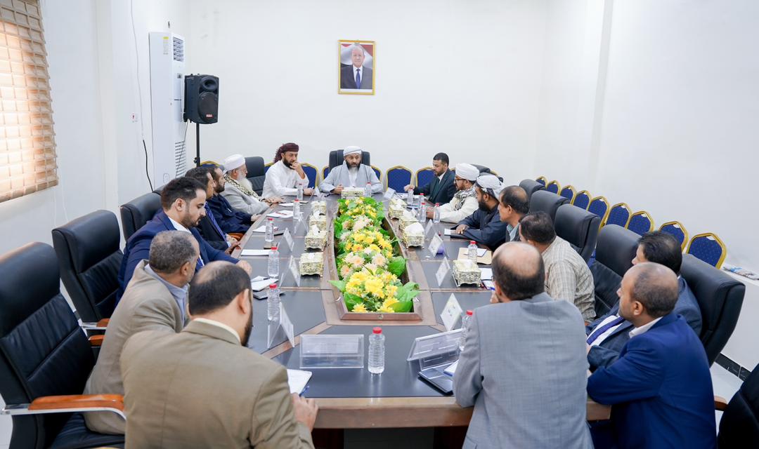 اجتماع في عدن يناقش سير العمل في قطاعات وزارة الأوقاف والارشاد