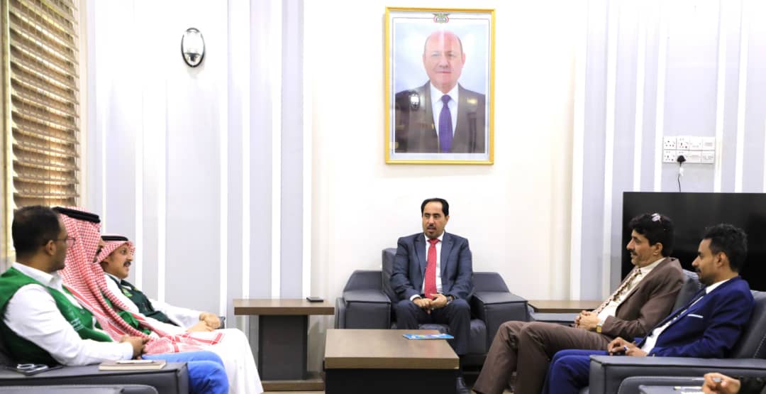 وزير الشباب يناقش مع البرنامج السعودي إعادة تأهيل ملعب 22 مايو بعدن ويشيد بنجاح بطولة الدارتس