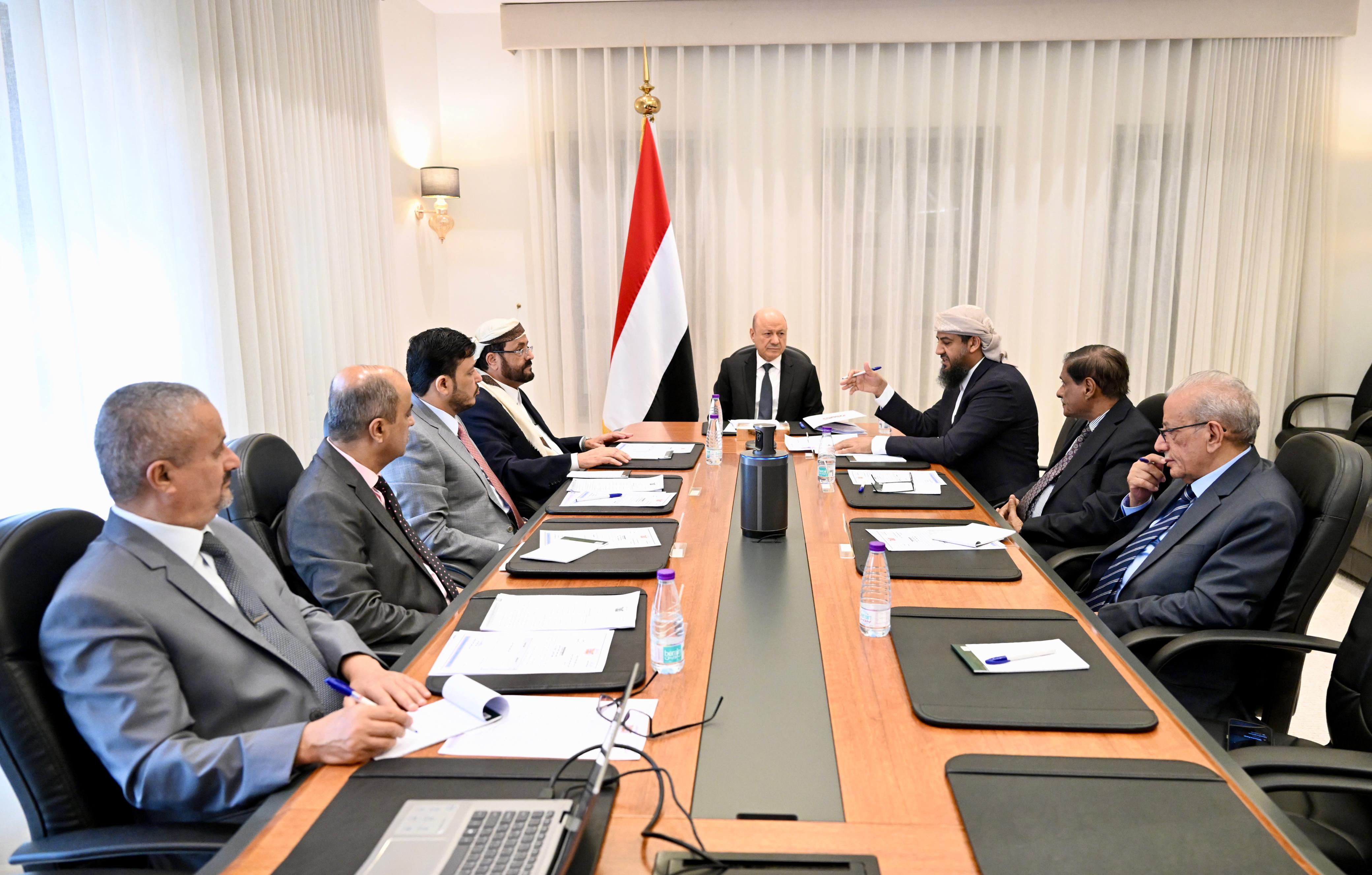 مجلس القيادة يؤكد اهمية تكامل السلطات وتقديم الدعم والحماية اللازمة للمواطنين في المحافظات غير المحررة