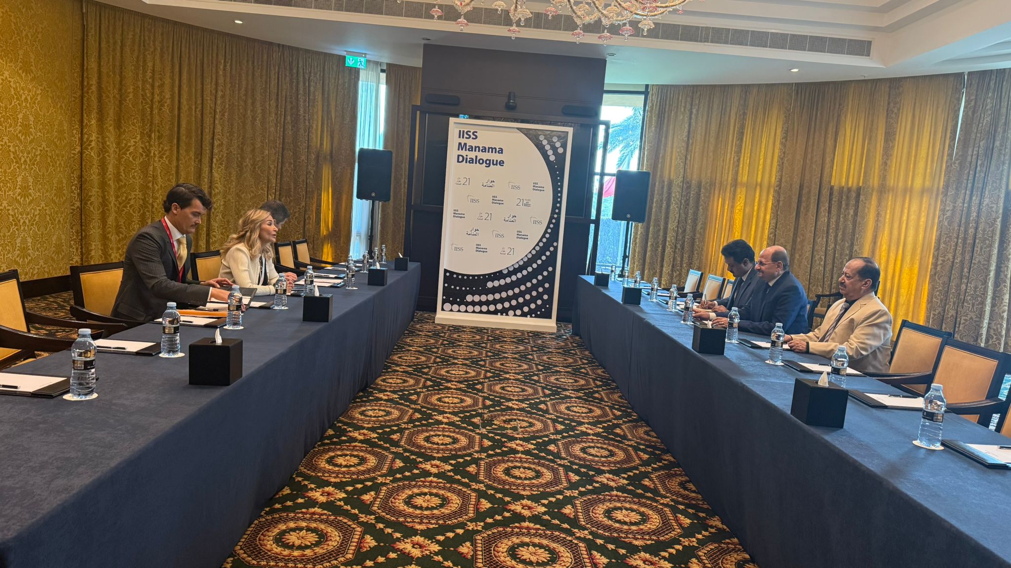 وزير الخارجية يشيد بالمواقف السويسرية الداعمة لليمن