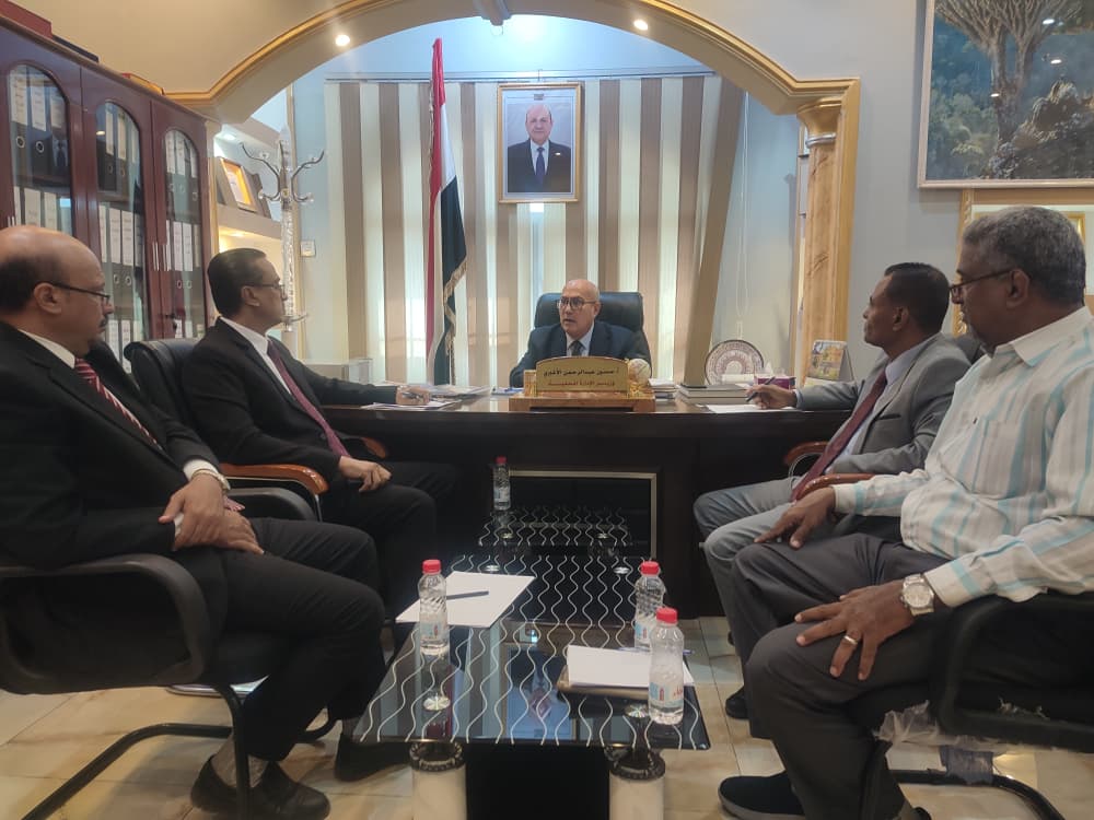 الوزير الاغبري يناقش خطة أولويات الإصلاحات الاقتصادية الشاملة للسلطات المحلية