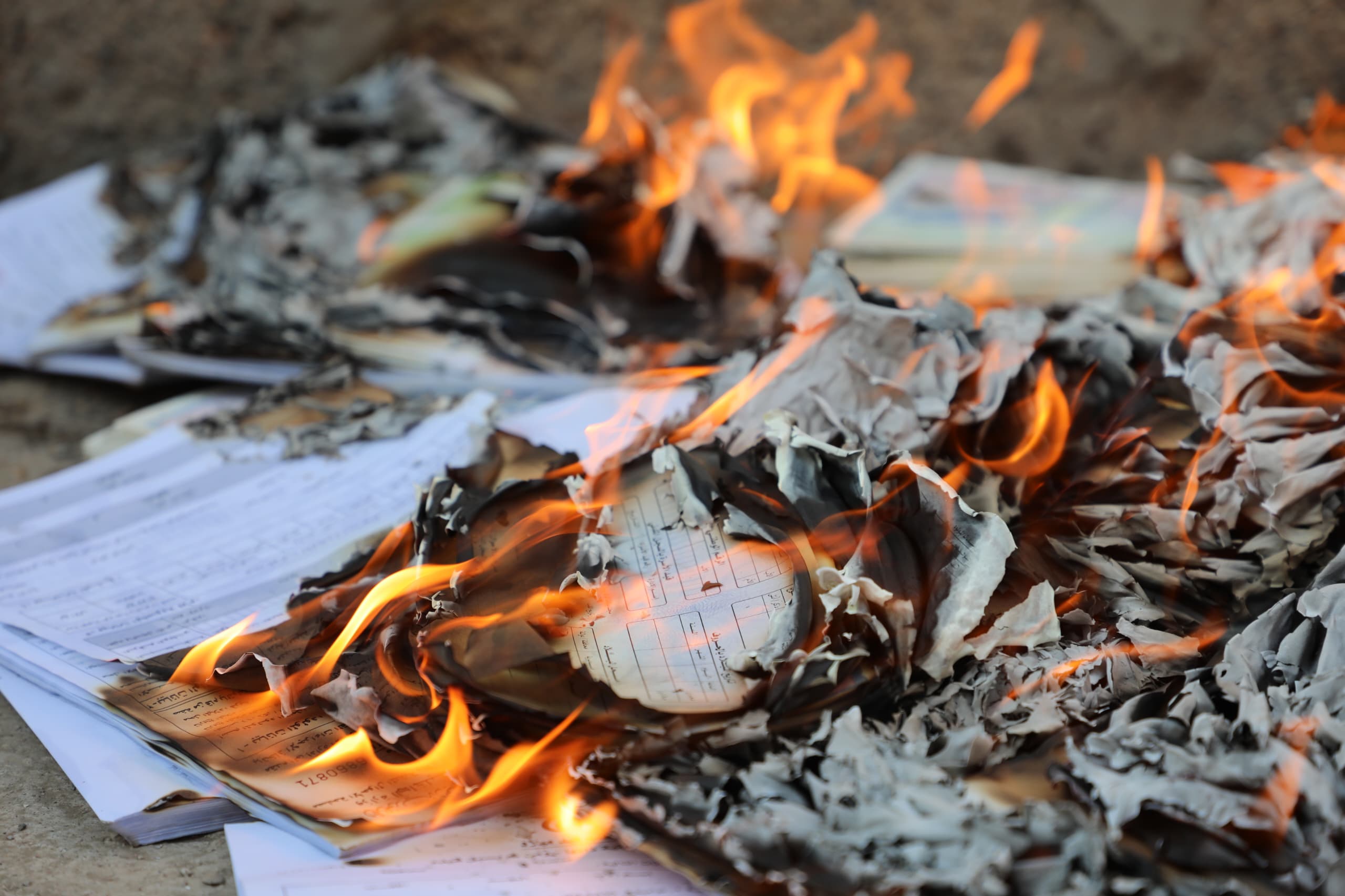 مصلحة الأحوال المدنية تتلف أوراقاً ثبوتية قديمة ضبطت أثناء تهريبها من مناطق ميليشيات الحوثي الارهابية