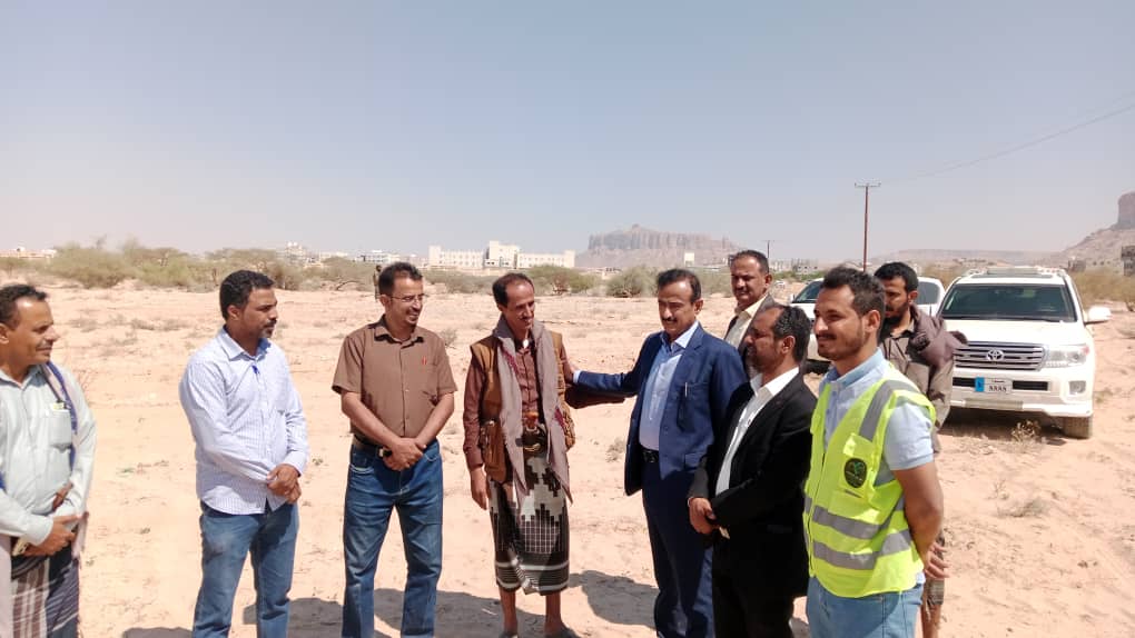 محافظ شبوة يطلع على سير العمل في مشروع التوسعة الخاصة لإنشاء اول مدينة طبية بالمحافظة