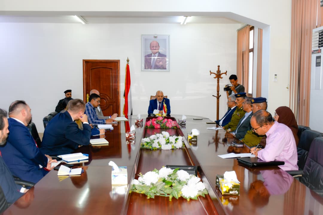 محافظ تعز يبحث مع فريق دعم السلام الأممي جهود بناء السلام وتعزيز الاستقرار في المحافظة