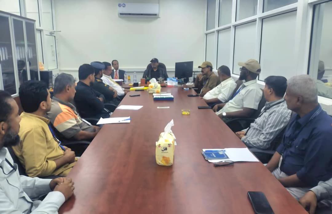 رئيس هيئة الطيران يطلع على سير عمل مطار الريان في المكلا