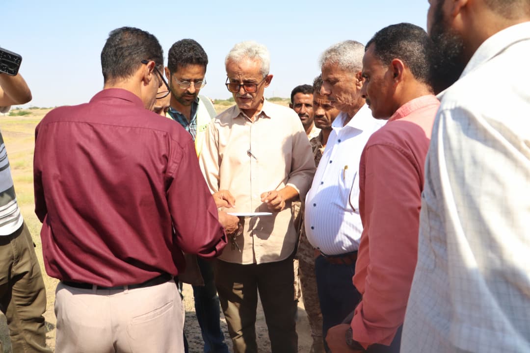 محافظ لحج يطلع على ترتيبات تنفيذ محطة الطاقة الشمسية بتمويل اماراتي