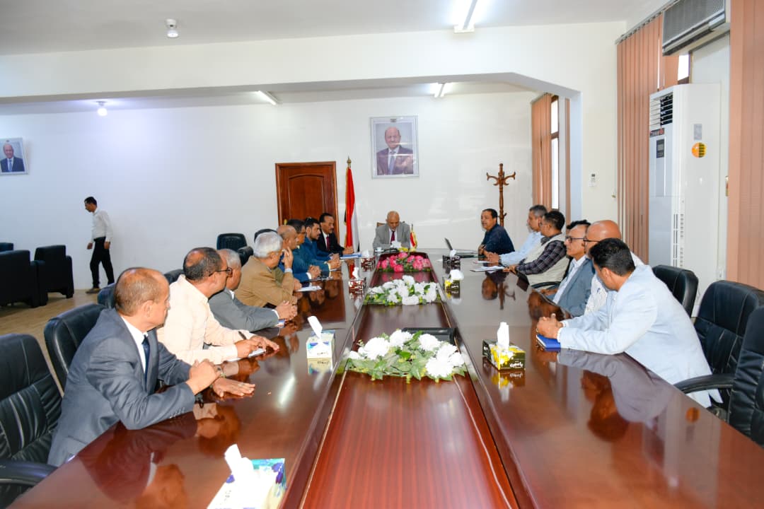 محافظ تعز يناقش الترتيبات الجارية لتشغيل ميناء المخا