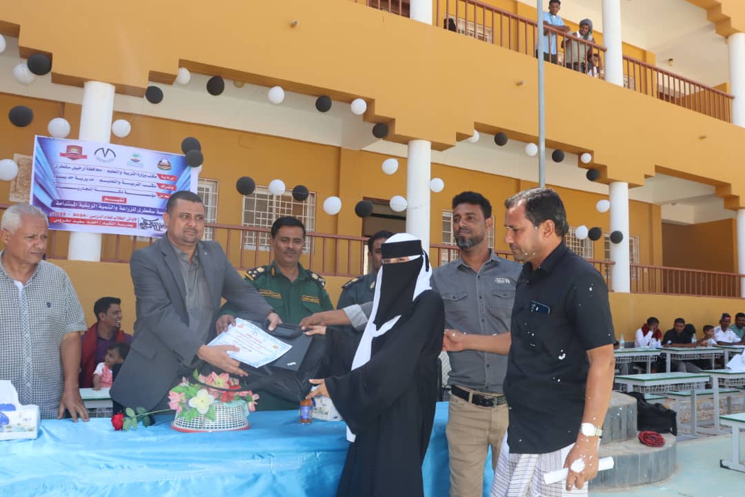 وكيل سقطرى يكرم أوائل الطلاب والطالبات بمدرسة الفقيد بن محروس