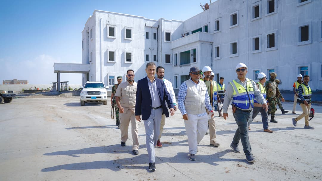 وزير الدولة يطلع على سير العمل في مشروع مدينة الشيخ محمد بن زايد الطبية
