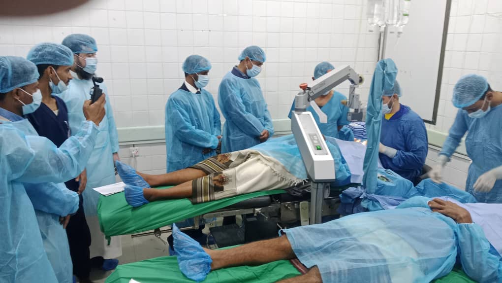 محافظ شبوة يدشن مخيم طبي لجراحة العيون ويطلع على مشاريع صيانة الطرقات