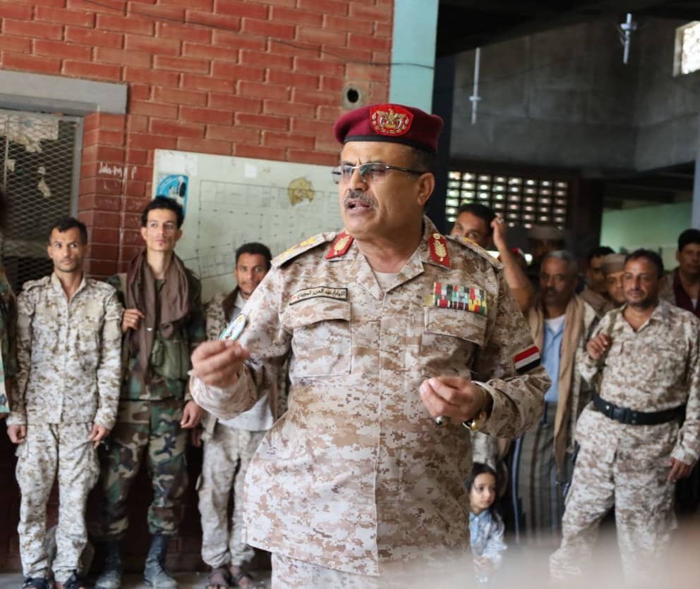 رئيس أركان محور تعز يتفقد الخطوط الأمامية ويشدد على رفع الجاهزية