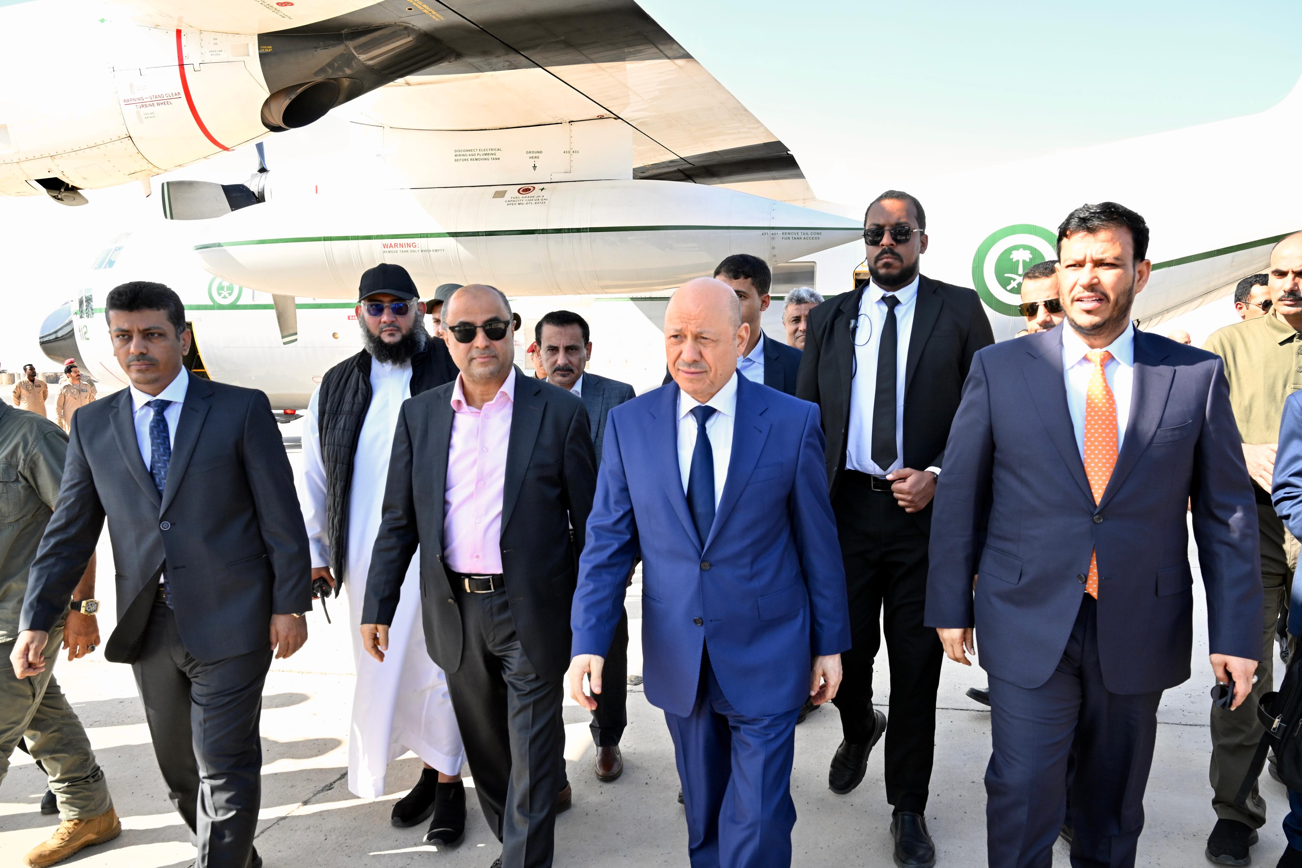 رئيس مجلس القيادة يعود الى العاصمة المؤقتة عدن