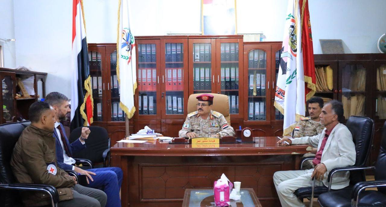 اركان حرب محور تعز يبحث مع الصليب الأحمر تعزيز التعاون المشترك