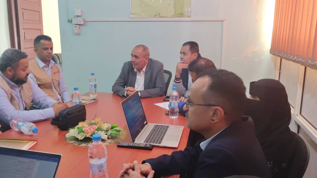 وكيل محافظة تعز يبحث مع منظمة رعاية الأطفال تدخلاتها في المحافظة