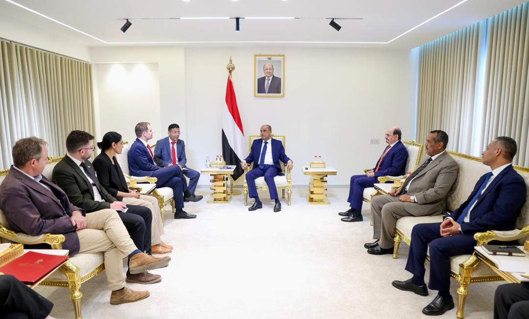 رئيس الوزراء يعقد في عدن جلسة مباحثات مع وزير الدولة البريطاني