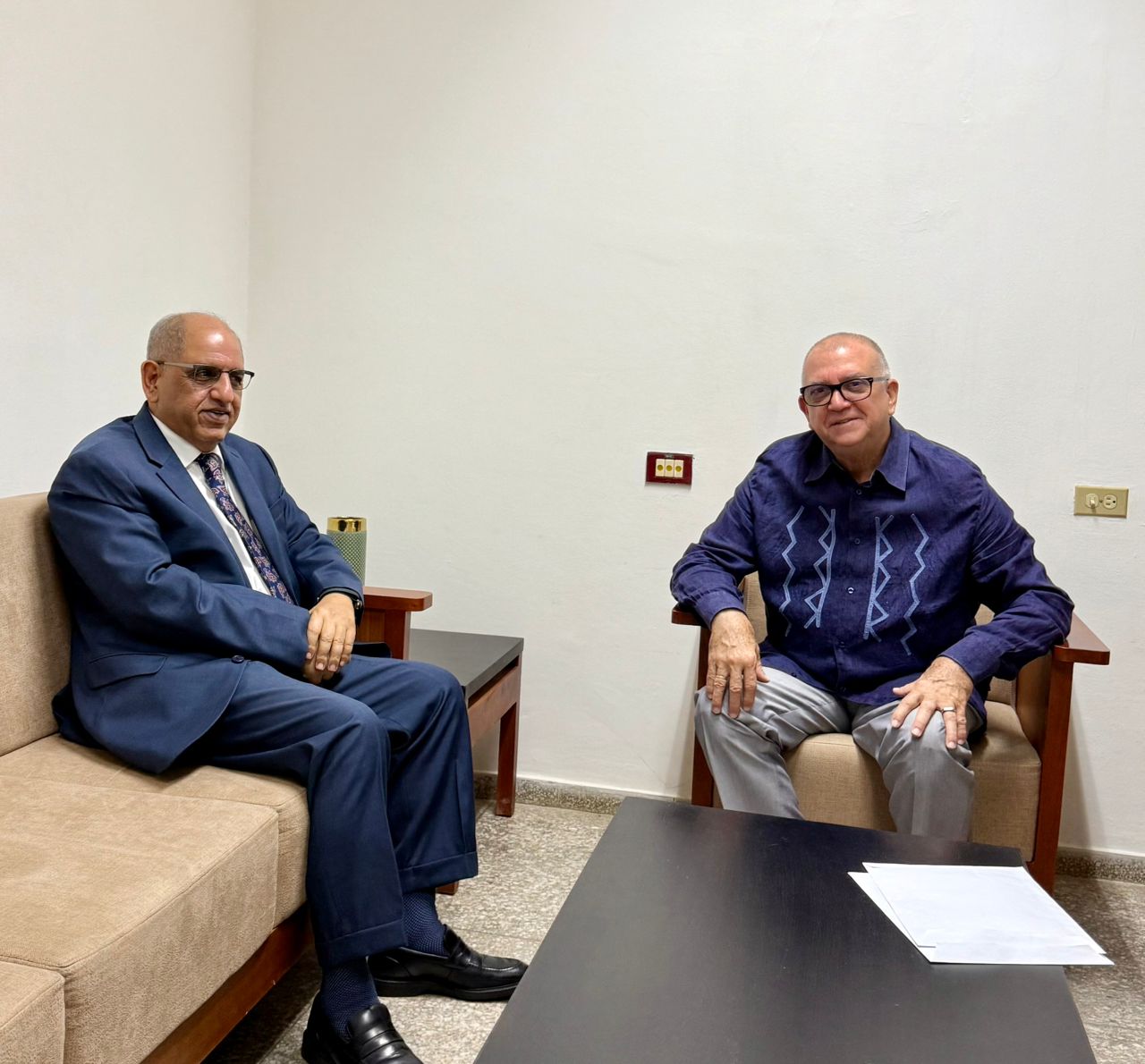 السفير ناشر يبحث مع مسؤول كوبي سبل تعزيز العلاقات الثنائية