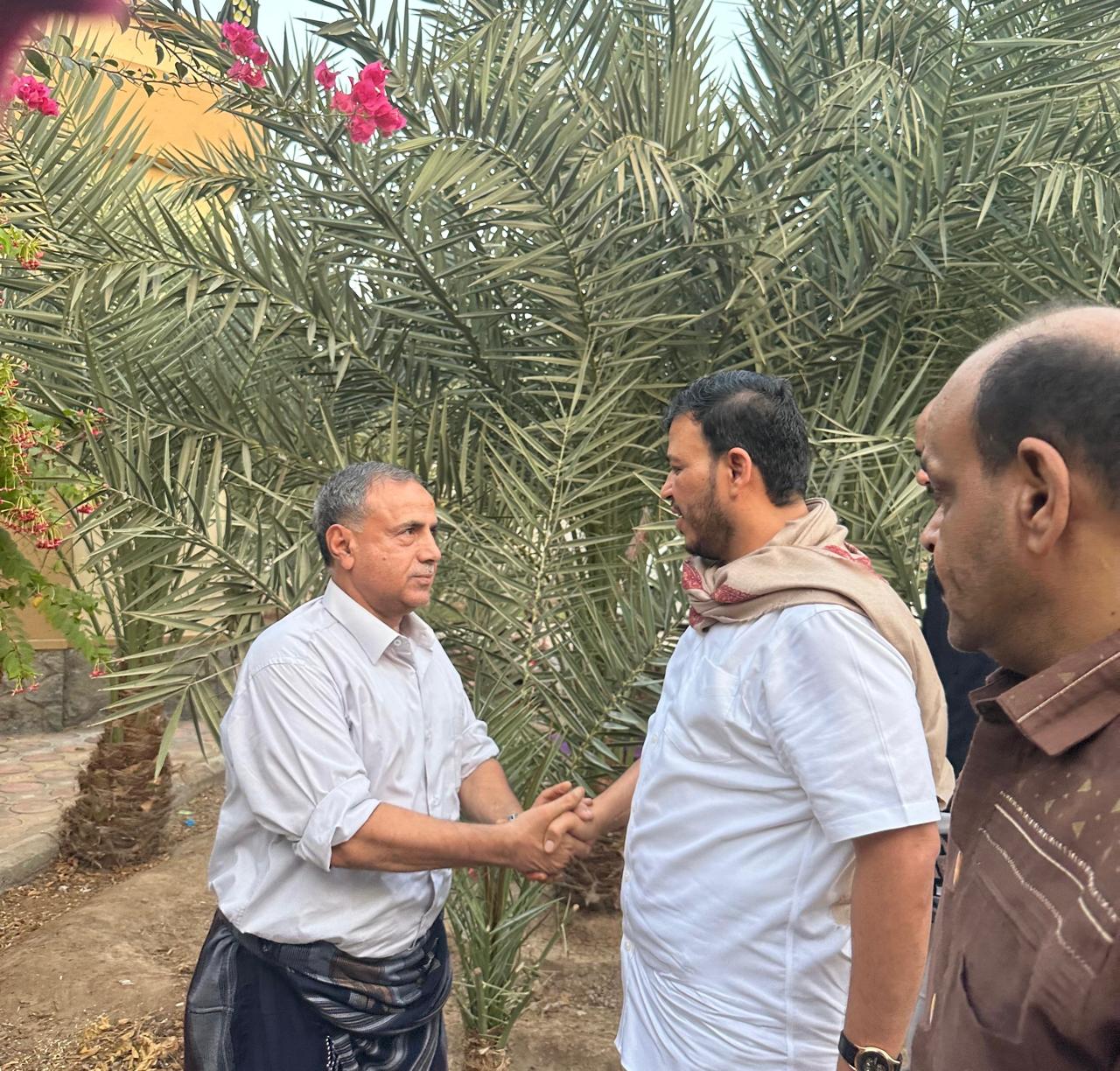 عضو مجلس القيادة الرئاسي، الدكتور عبدالله العليمي يعزي رئيس جامعة عدن في وفاة حفيده