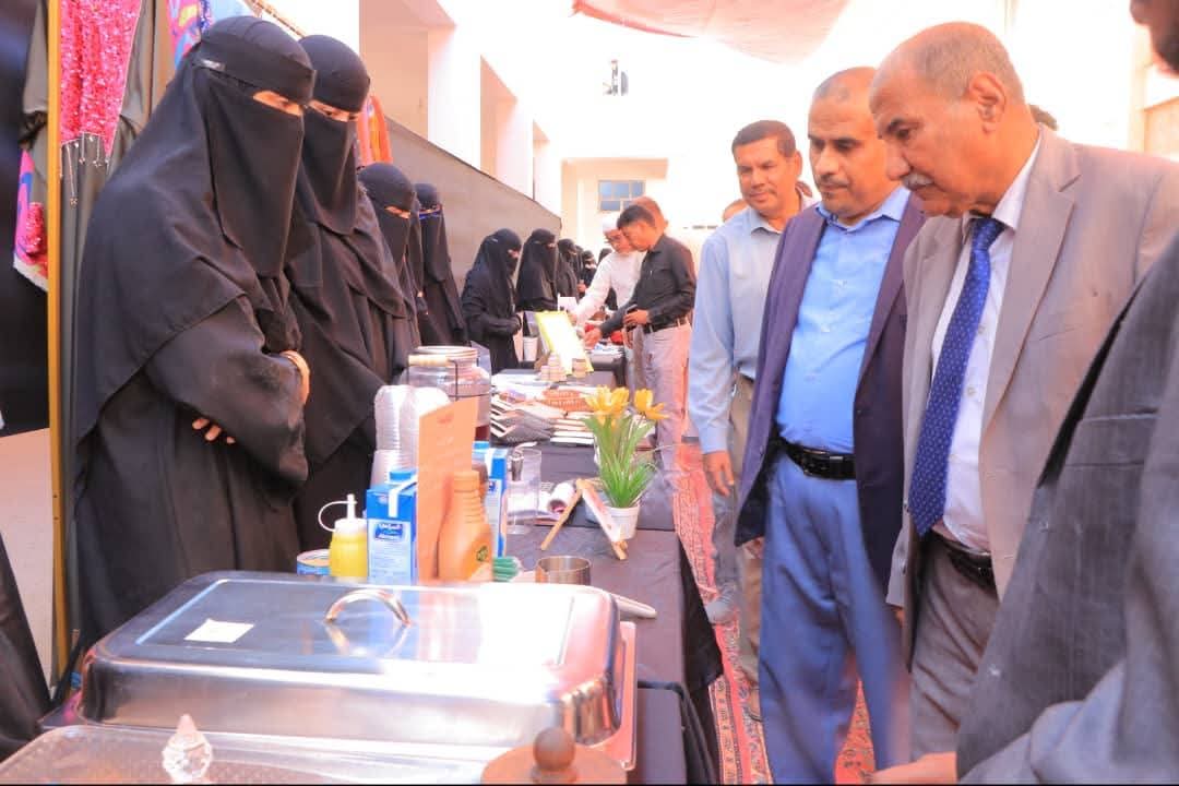 تدشين فعالية سوق الريادة الطلابي الأول بكلية الآداب واللغات بجامعة سيئون