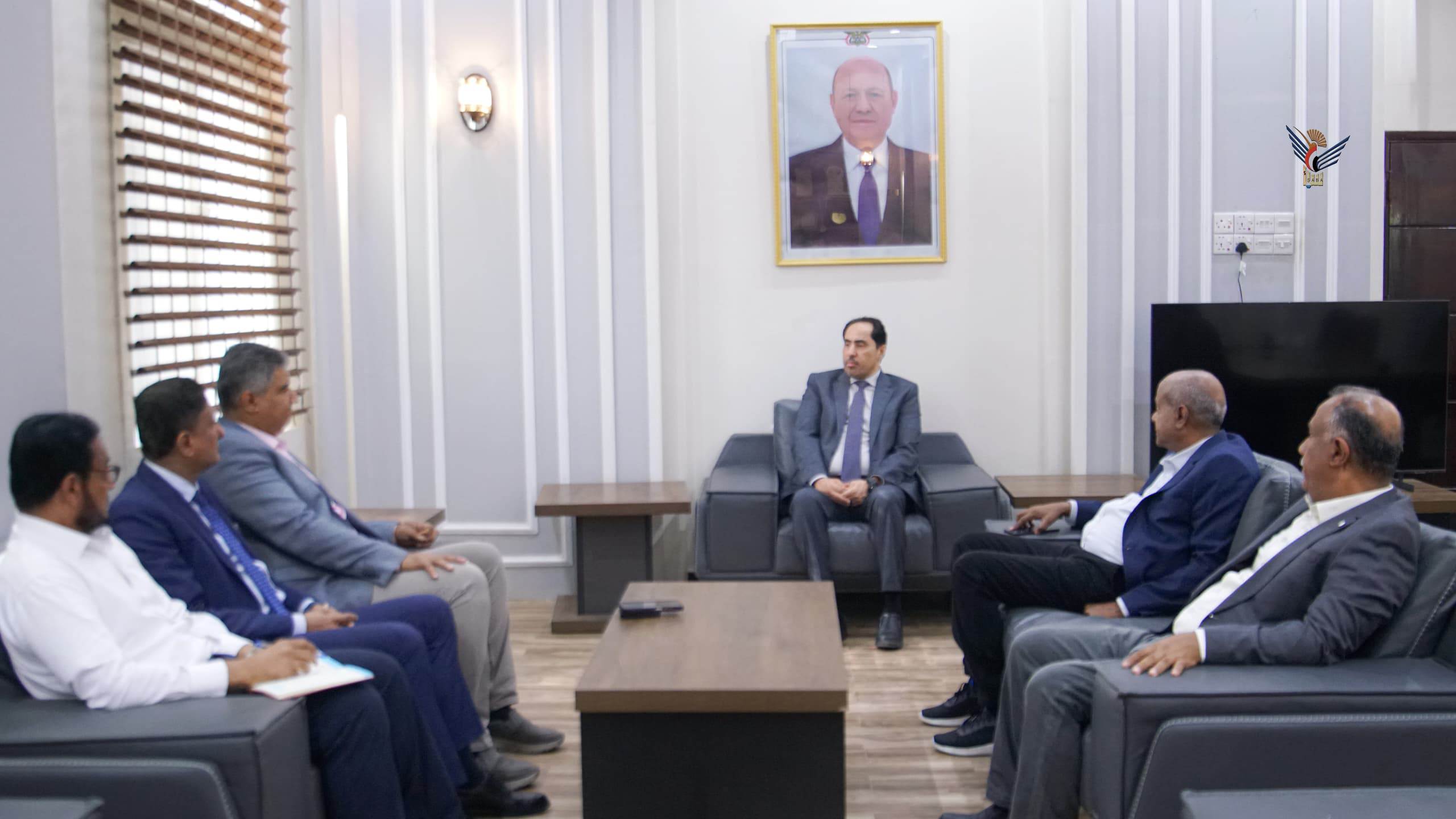 الوزير البكري يناقش اوضاع واحتياجات نادي الشعلة ويؤكد دعم خطط تطوير أنشطته