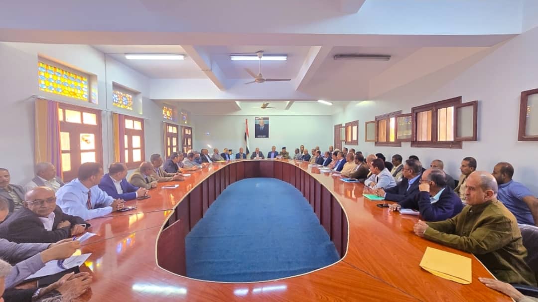 تنفيذي تعز يناقش عدداً من القضايا الخدمية بالمحافظة