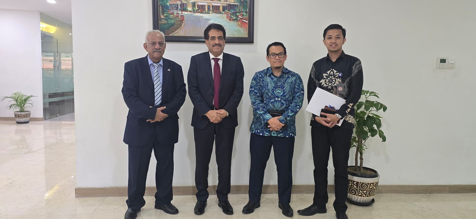 السفير بلفقيه يبحث مع مسؤول اندونيسي سبل تعزيز العلاقات الثنائية بين البلدين