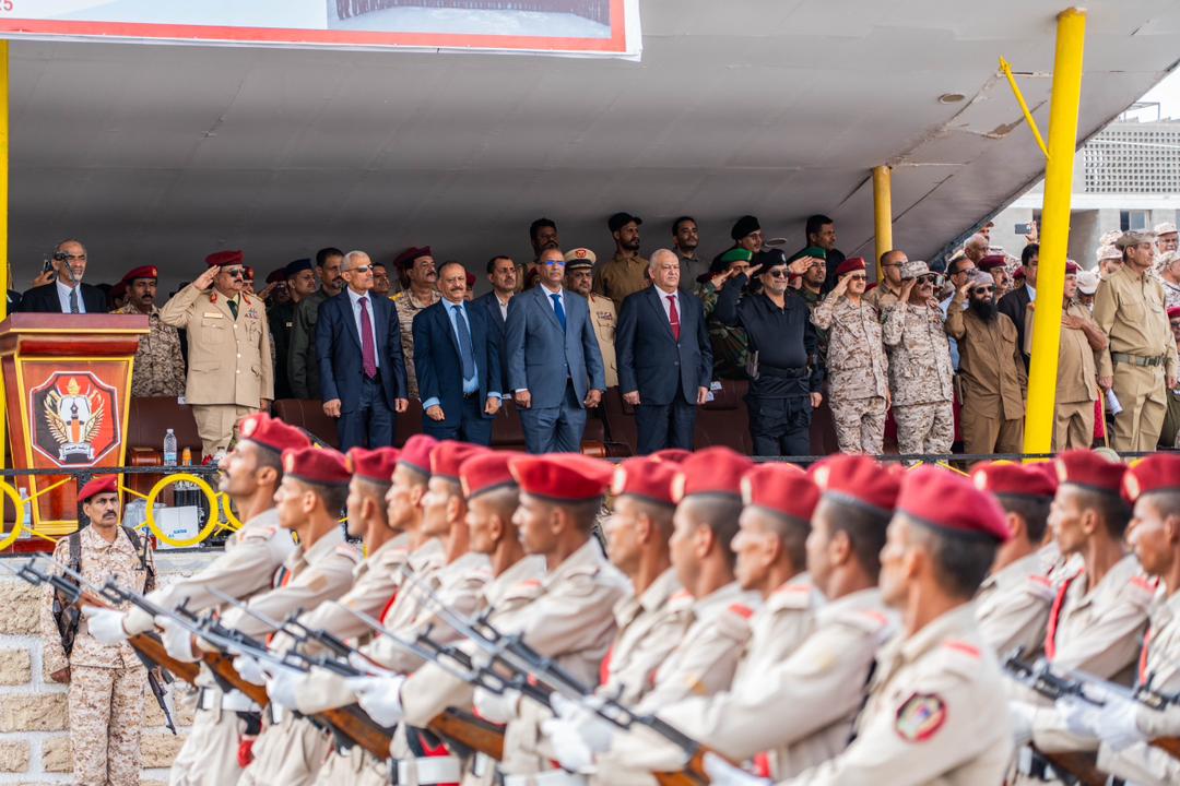 وزير الدفاع يشهد حفل تخرج الدفعة 52 كلية حربية في عدن